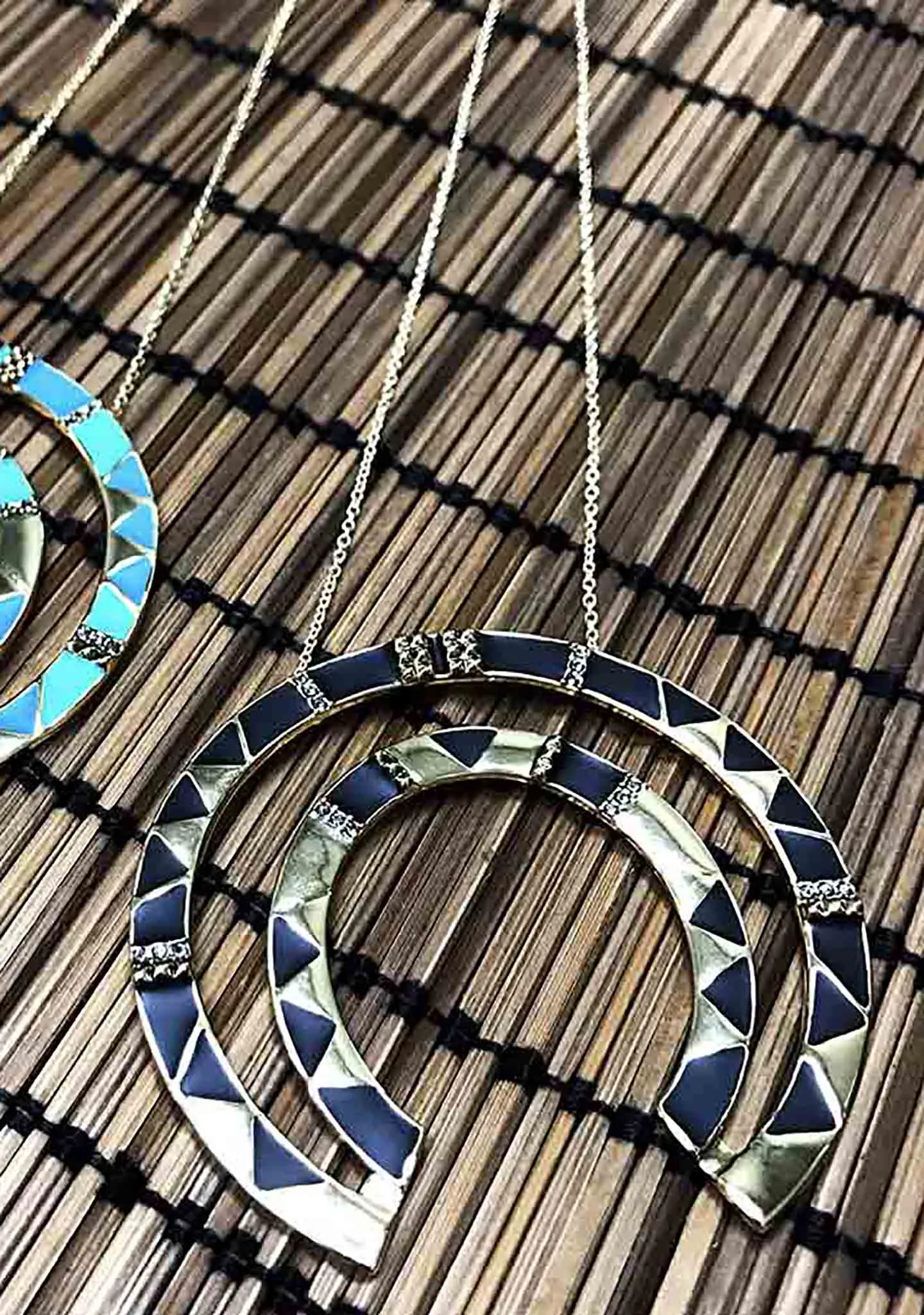 Nelli Pendant Necklace in Gold/Black