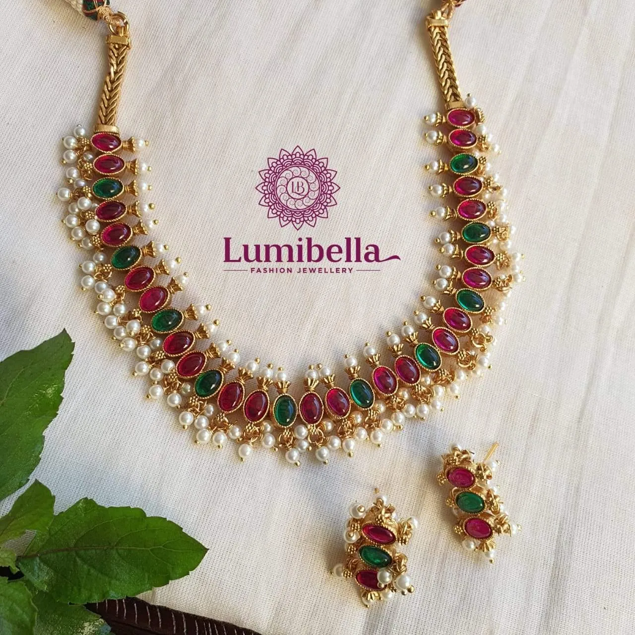 Short Kemp Neckset With Cluster Pearls