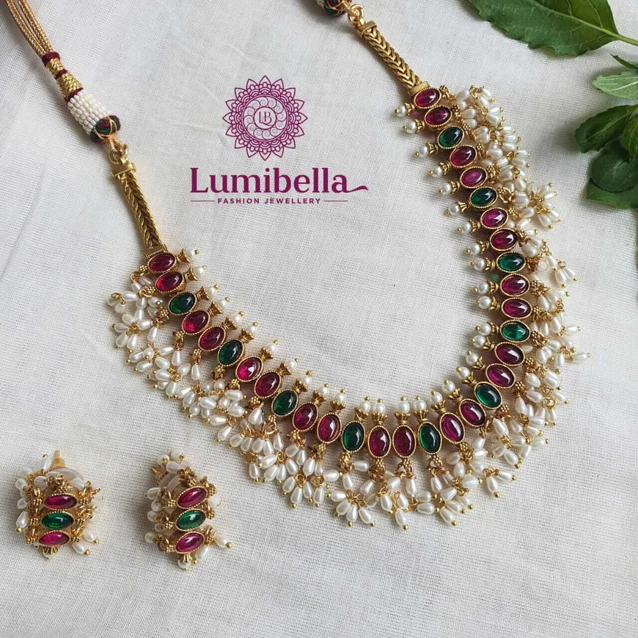 Short Kemp Neckset With Cluster Pearls