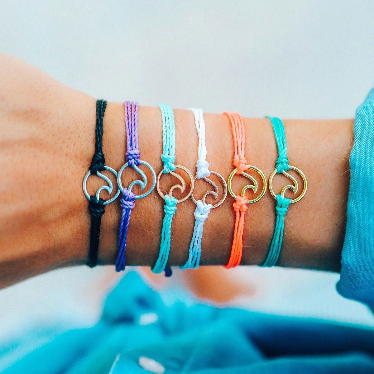 WAVE BRACELET GOLD CHARM | PURA VIDA
